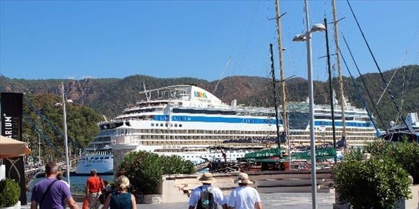 Marmaris'e deniz yoluyla son baharda turist akını