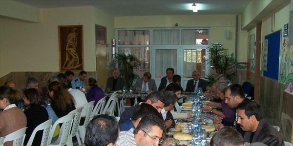 Hayırsever Arif Cebeci'den öğretmenlere yemek