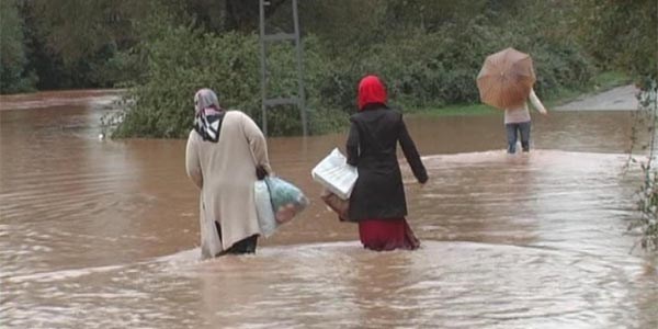 Arıt Çayı taştı köprüler trafiğe kapandı