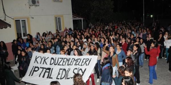 Üniversite yurdunda kızlar yine eylemde