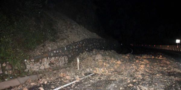 Toprak kayması, karayolunda ulaşımı aksattı