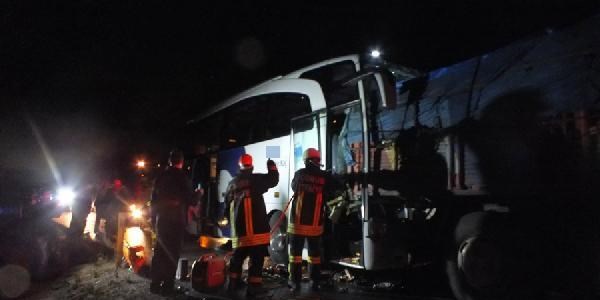 Yolcu otobüsü kamyona çarptı: 1'i ağır 11 yaralı
