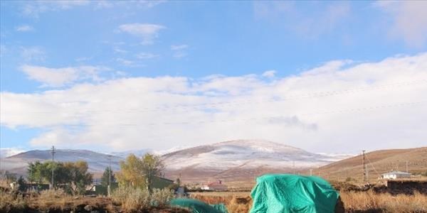 Çıldır'a mevsimin ilk karı yağdı