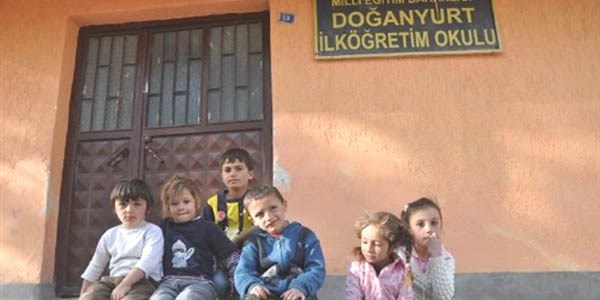 Hakkari'de öğrenciler öğretmen yolu gözlüyor