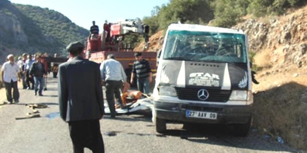 Pazarcık'ta minibüs devrildi: 8 yaralı