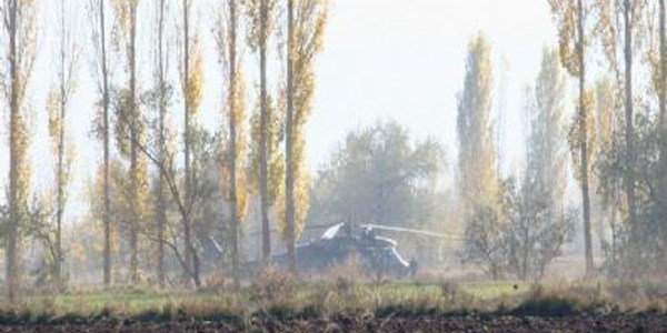Tarlada terk edilen helikopter sahibini bekliyor
