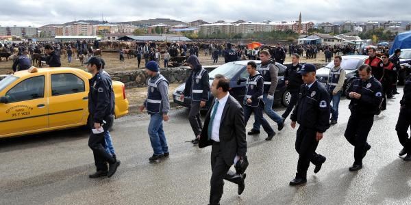 Hayvan pazarını 500 polis didik didik aradı