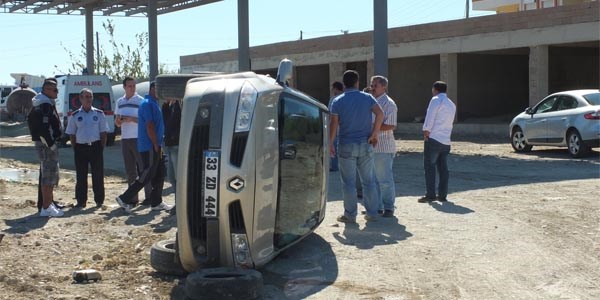 Otomobil minibüs durağına girdi: 4 yaralı