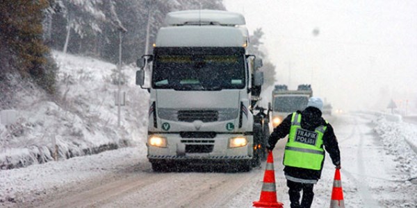 İstanbul-Ankara yolu kardan kapandı