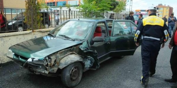 Kontrolünden çıkan otomobil lise bahçesine girdi