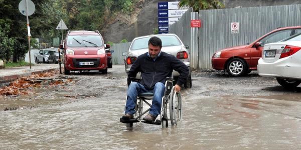 Sakatlar Dernei kongresine itiraz eden engellilerin yol sknts