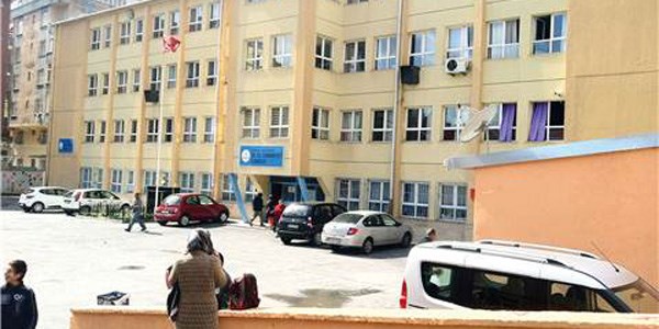 Minikler hizmetli odasında ders görüyor