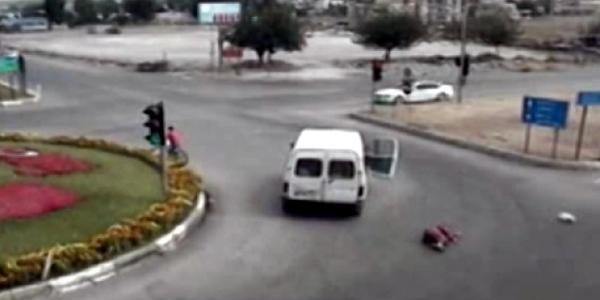 Emniyet kemeri takılı olmayan yolcu yola savruldu