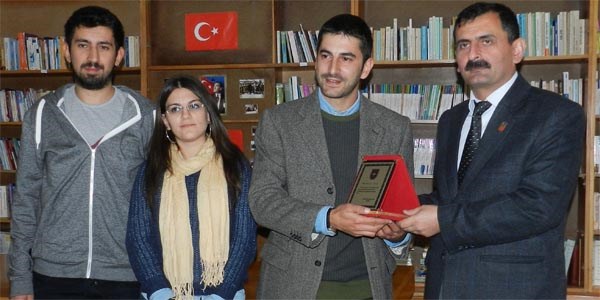 Üniversite öğrencileri ortaokulun kütüphanesini yeniledi