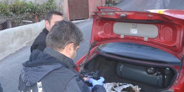 3 üniversite öğrencisinin otomobilinde yarım kilo esrar
