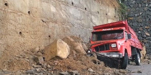 Kaya parçaları kamyoneti kullanılamaz hale getirdi