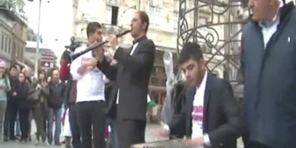 İstiklal Caddesi'nde sazlı sözlü eylem