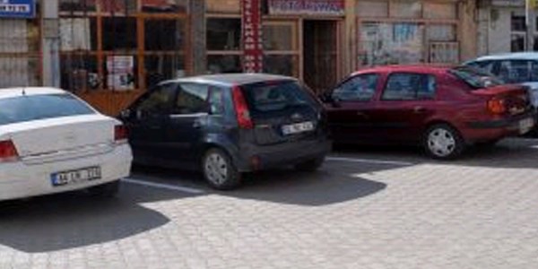 Araçlar için düzenlenen park yeri esnafın tepkisine yol açtı