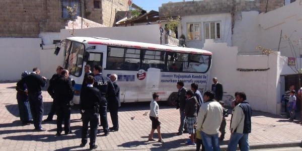 Freni boşalan halk otobüsü duvara çarptı: 2 yaralı