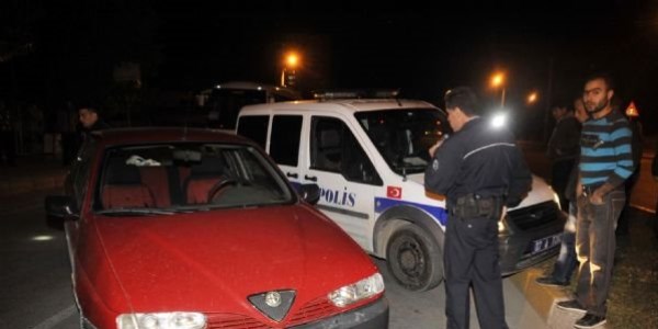 Heyecanlanınca polis aracına çarptı