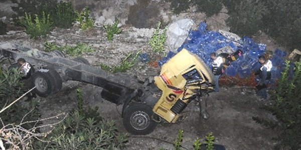 Domates yüklü kamyon uçuruma yuvarlandı: 1 ölü