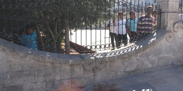 Öğrencinin eline demir korkuluk saplandı
