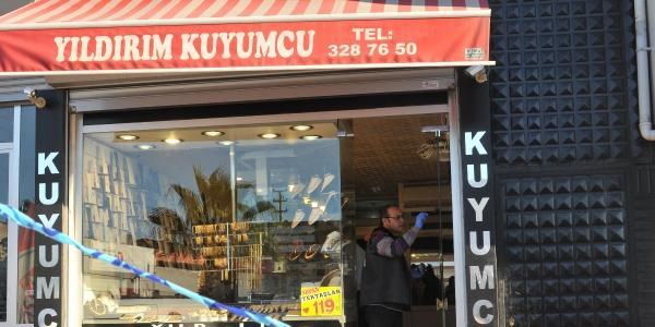Kadın kuyumcu, soyguncuyu biber gazı ile kaçırdı