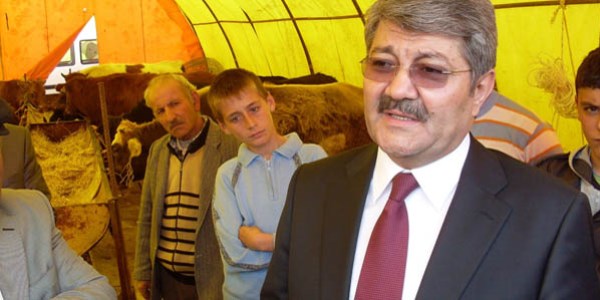 Kırıkkale belediyesi kurban pazarında çay ve çorba ikram ediyor