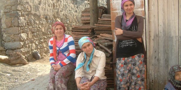 Köylü kızlar bilgisayar kursu istedi