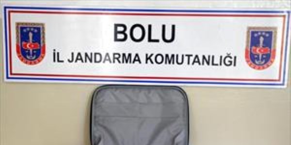 Bilgisayar çantasından 2 kilo esrar çıktı