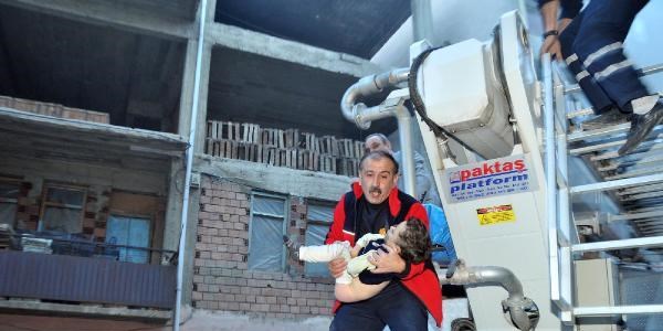 Annesinin evde bıraktığı çocuğu, dumanların arasından itfaiye kurtardı