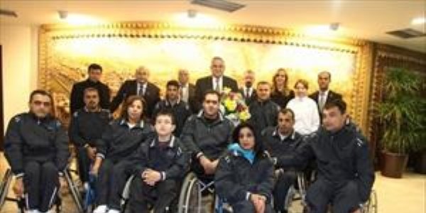 Başkan Güzelbey'den basketçilere süper prim
