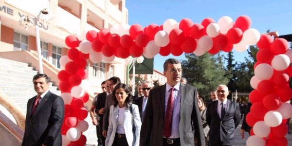 Vali Güvenç, el sanatları sergisini açtı