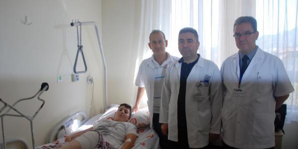 Öğrencinin bacağına korkuluk demiri saplandı