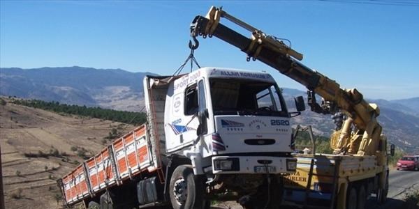 Tosya'da kamyon dereye uçtu: 1 ölü, 1 yaralı