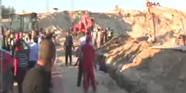 Otogar inşaatında göçük: İşçi boğazına kadar toprağa gömüldü
