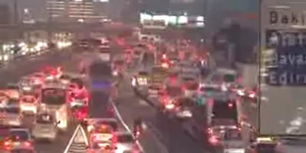 Tatilciler İstanbul trafiğini kilitledi