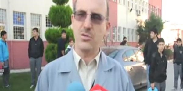 Öğretmen okula at ile gidip geliyor