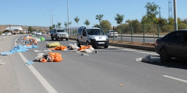 Yola savrulan çöpler sürücülere zor anlar yaşattı