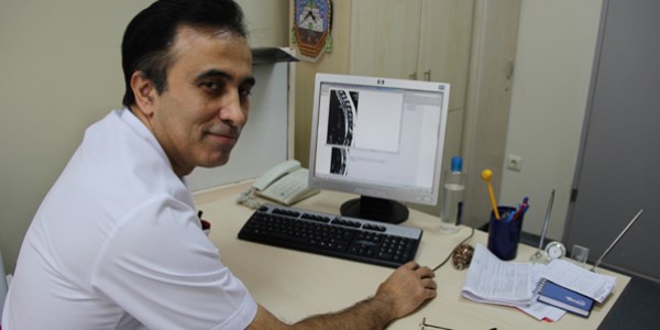 İzmirli doktor felçli hastayı yürüttü
