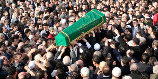 Belediye Başkanı annesinin cenaze namazını kıldırdı