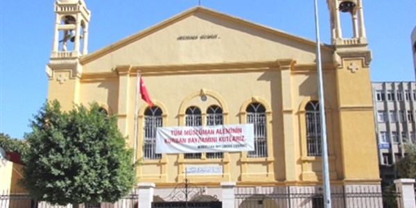 Hristiyanlar, Kiliseye Kurban Bayramı'nı kutlayan bir pankart açtı