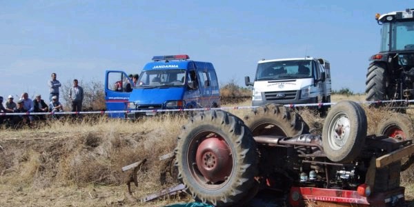 Traktör altında kalan şahıs hayatını kaybetti