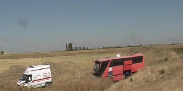Yolcu getirmeye giden otobüs şarampole uçtu: 3 yaralı