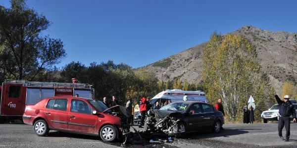 Gümüşhane'deki 2 kazada, 1 kişi öldü, 10 kişi yaralandı