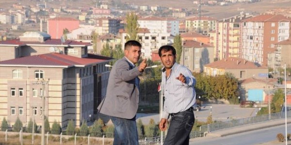 Maaşını alamayan inşaat işçileri çatıya çıktı