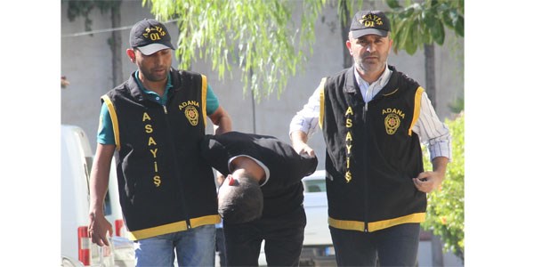 Kız çocuğunu döverek telefonunu gasp etti