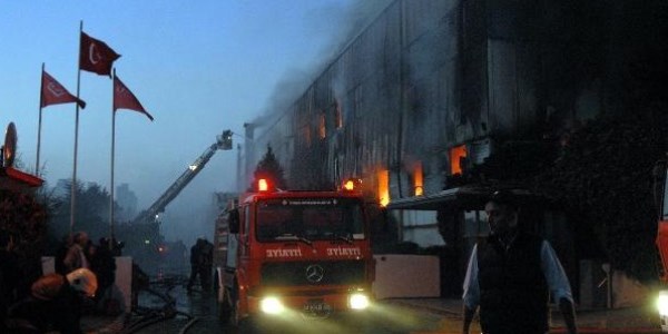 Fabrika yangınında itfaiyeciler zehirlendi