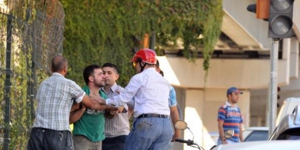 Trafik sıkıştı, sürücüler birbirine girdi
