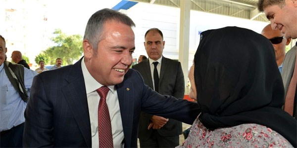 Belediye Başkanı Böcek, vatandaşlarla bayramlaştı